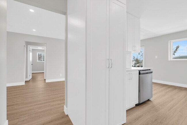 Building Photo - 2 Bedroom - Hamilton St