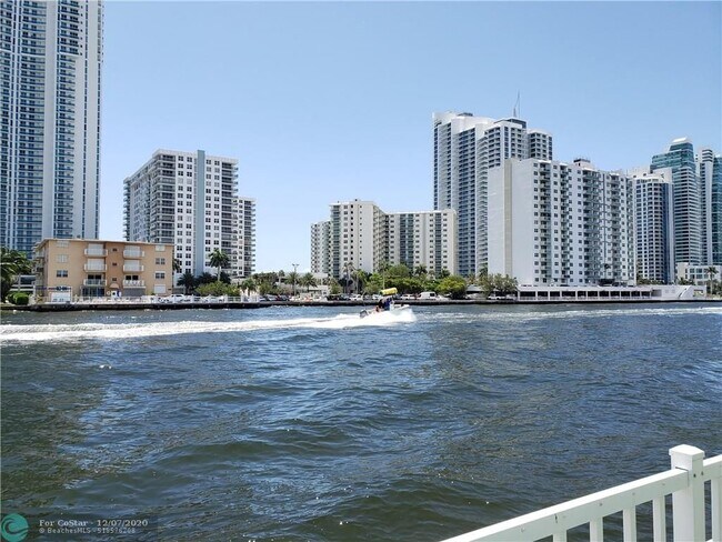 Foto del edificio - 1000 Parkview Dr