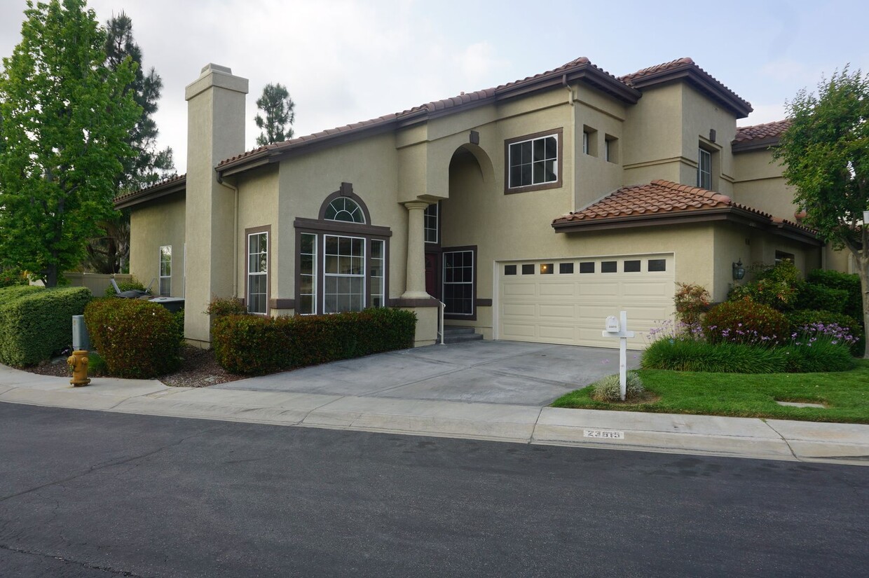 Foto principal - Beautiful 4 Bed 3 Bath Home in Hills of Yo...