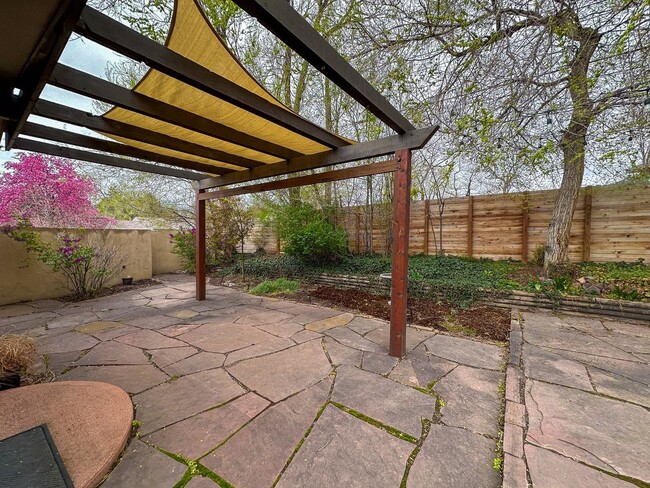 Foto del edificio - Executive Rental Available for Immediate M...