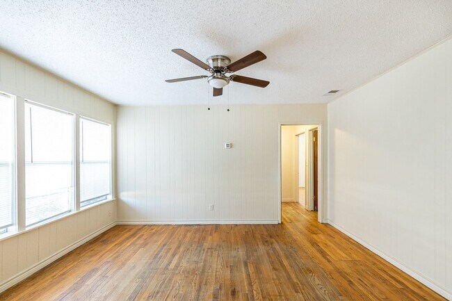 Building Photo - 2 Bedroom, 1 Bath Home in the Medical Dist...