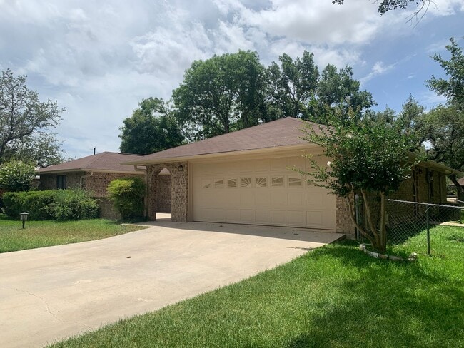 Building Photo - Cozy and Quaint 2 bedroom 2 bath with bonu...