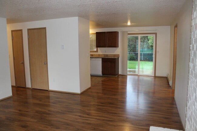 Building Photo - 4 bedroom house