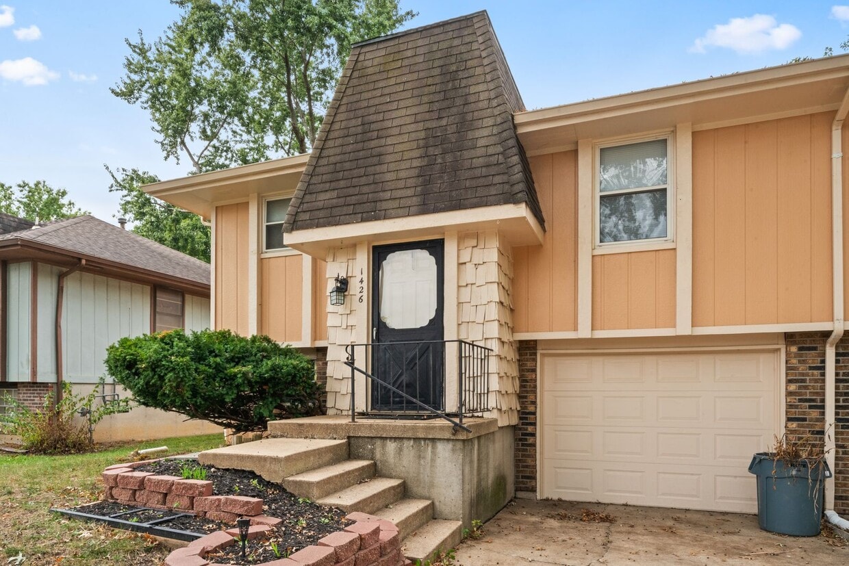Foto principal - Affordable 2-Bedroom Duplex with Garage, D...