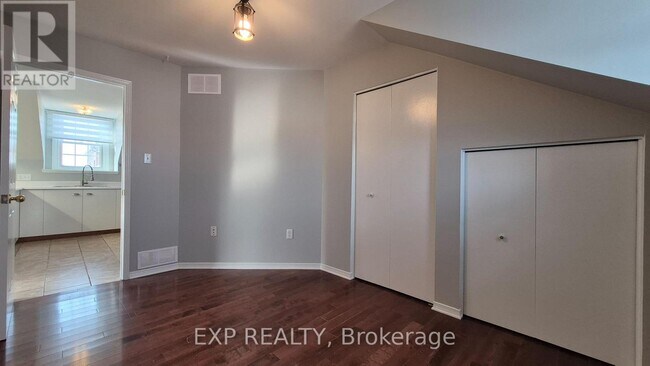 Photo du bâtiment - 102 Mill St