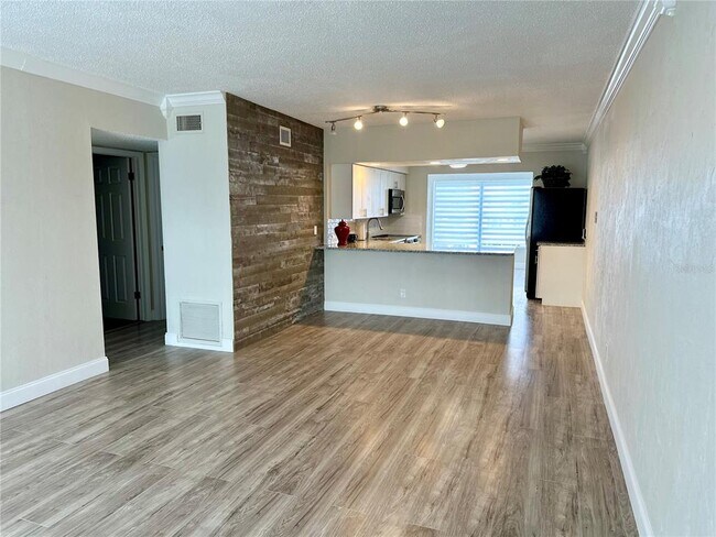 Building Photo - 2428 Columbia Dr