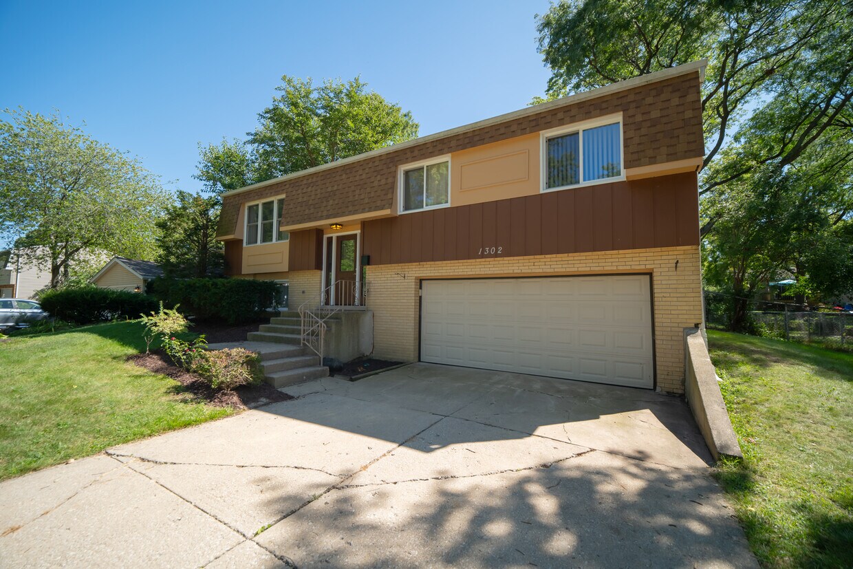 Primary Photo - 1302 Oxford Ln