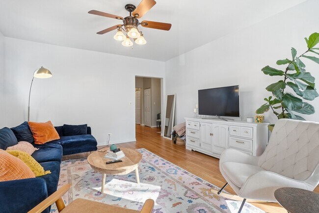 Foto del edificio - 7657 N Greenview Ave