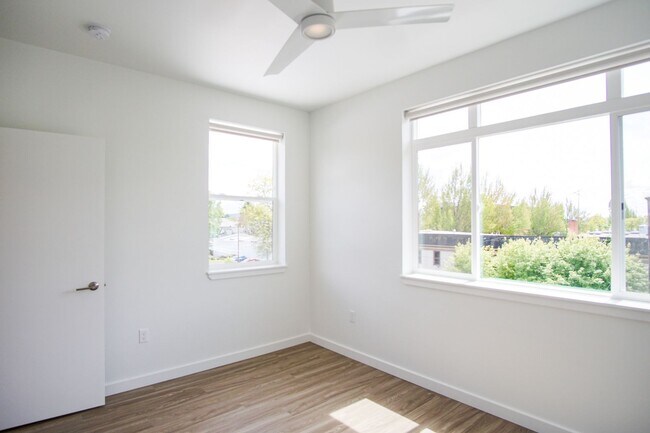 Foto del edificio - Spacious 1-Bedroom w/Condo-Grade Finishes + Balcony!