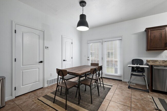 Foto del edificio - Gorgeous Draper Home! Now Leasing!