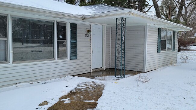 Building Photo - 2701 Wilshire Blvd