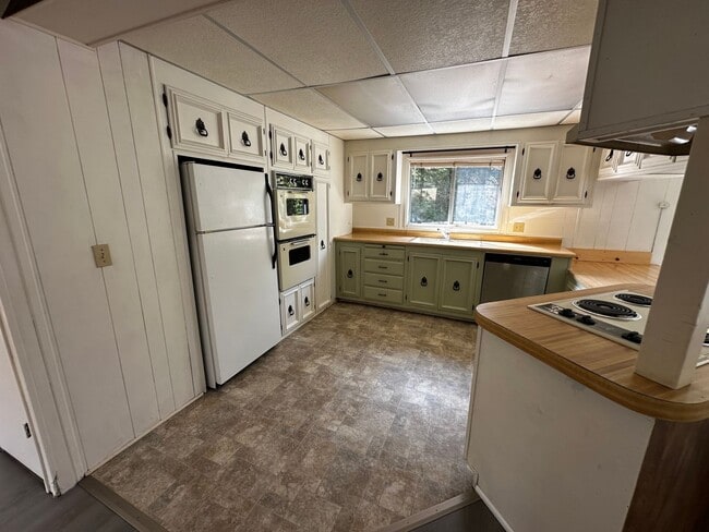 Building Photo - Quiet 3 bedroom in Umpqua