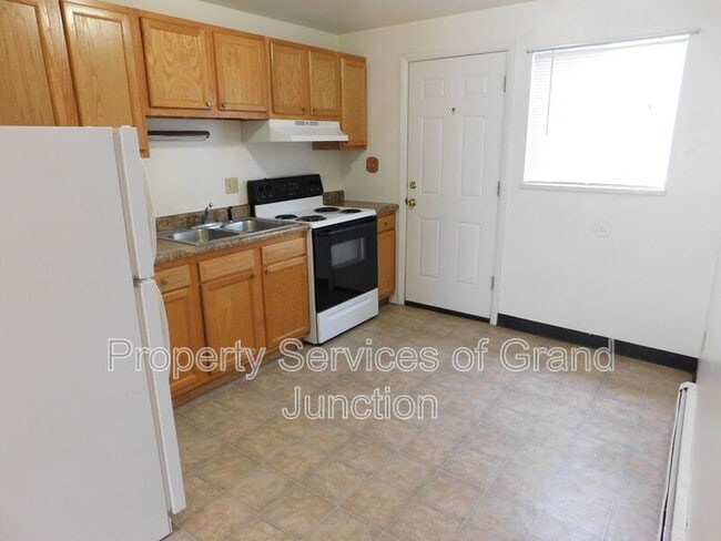 Building Photo - 2855 Elm Cir