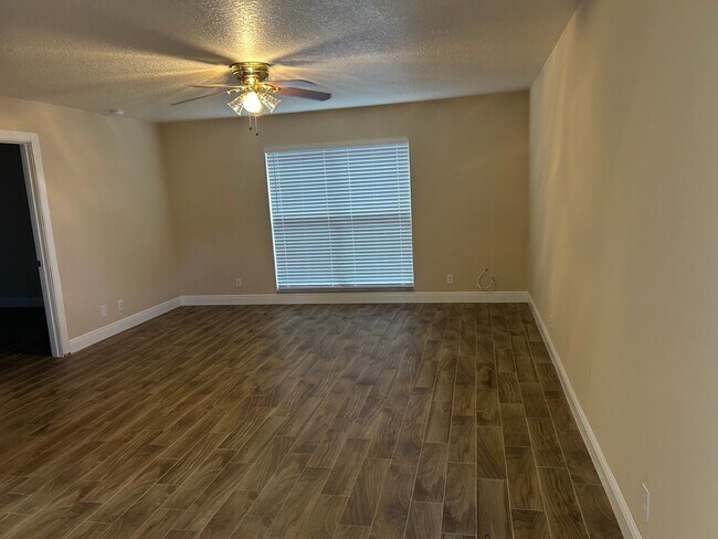 Building Photo - 731 Hummingbird Way