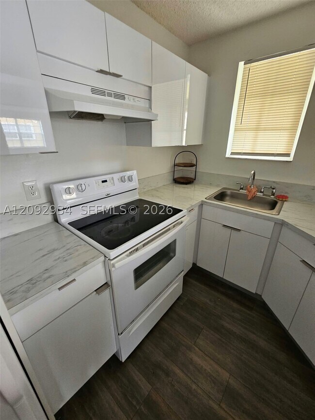 Foto del edificio - 18346 NW 68th Ave