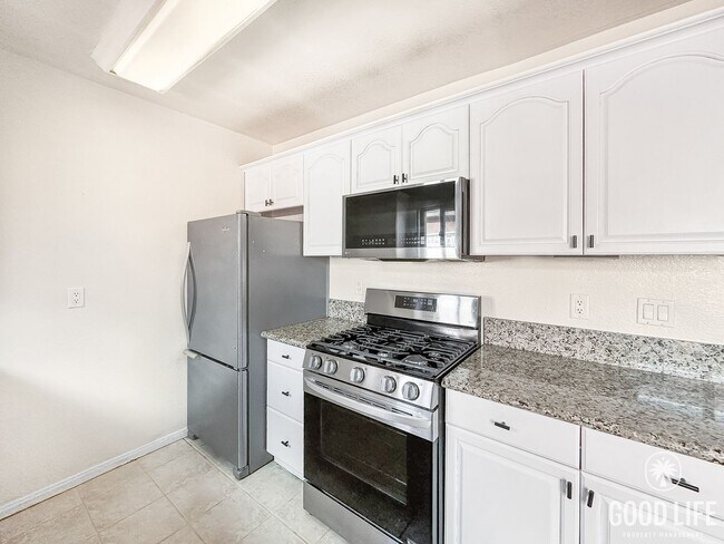 Foto del edificio - Beautiful 2B 1BA Condo w/ Reserved Parking and Wall AC!