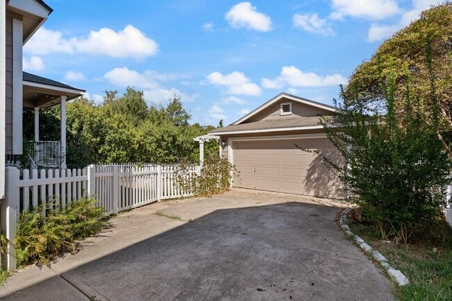 Foto del edificio - 919 Bogart Rd