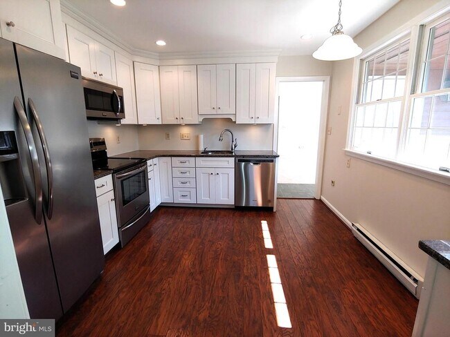 Foto del edificio - 719 Monmouth Ave