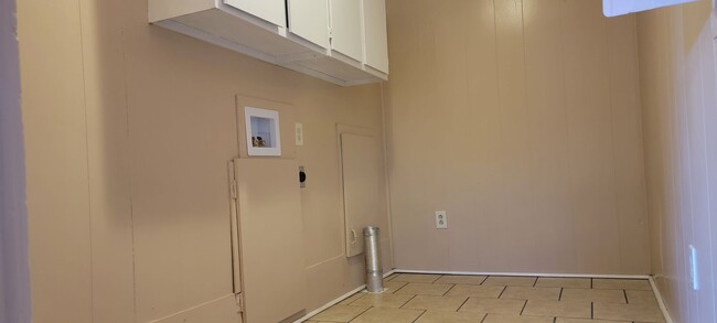 Building Photo - 3 Bedroom, 1 Bath Brick Single Family Home...