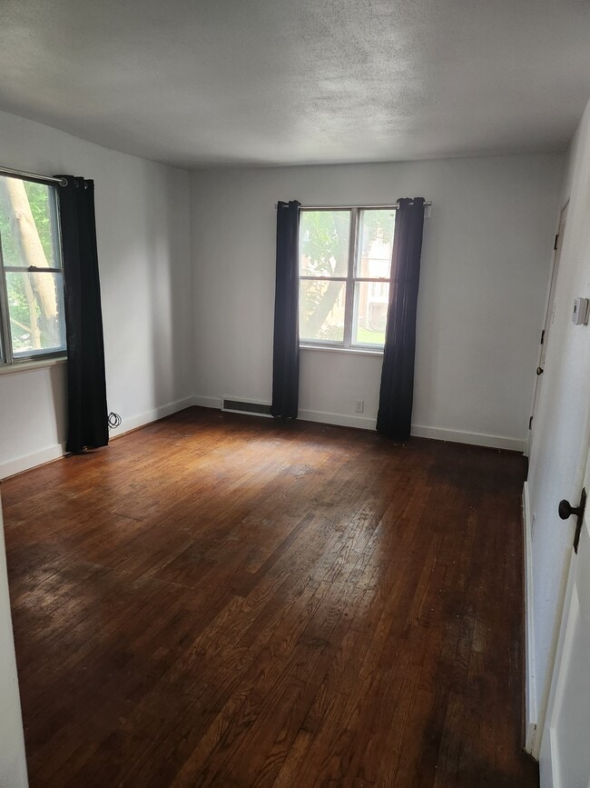 Living Room - 610 Sycamore St