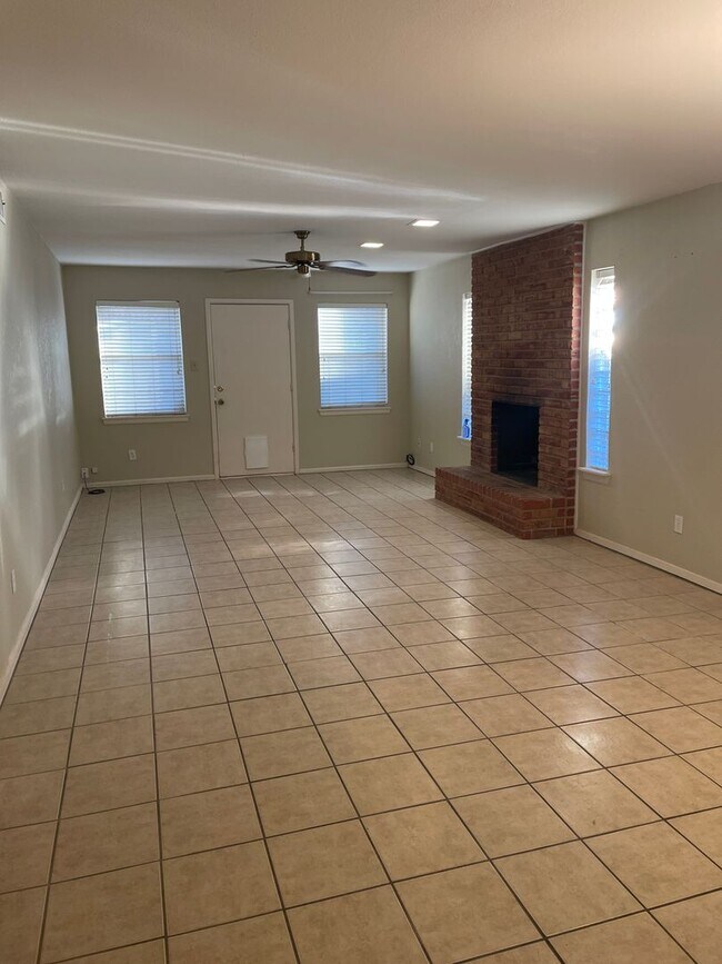 Foto del edificio - 2 bedroom duplex!  2 bath, 2 car carport