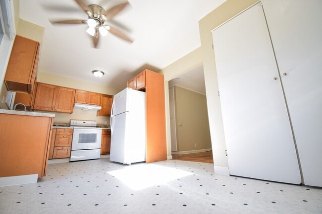 Building Photo - 3 Bedroom 1Bath House, Quiet neighborhood with park across the street