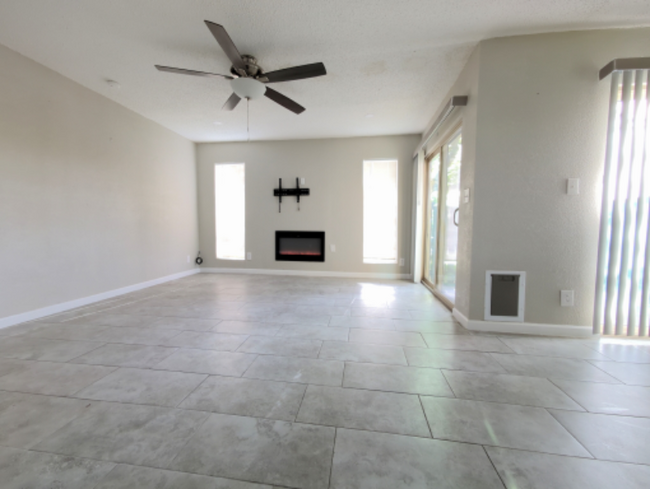Building Photo - 1644 Lomaland Dr