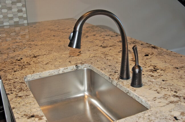 Kitchen Marble Isl - 462 Broadway