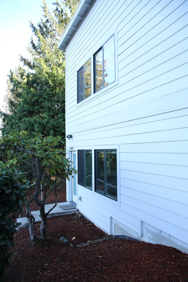 Building Photo - 1529 NE 92nd St