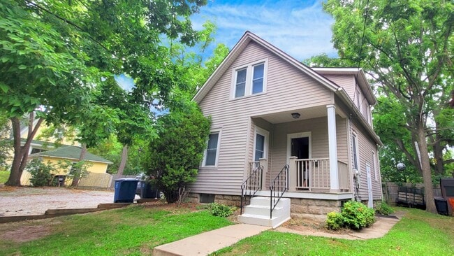 Photo - 117 E Davis Ave House