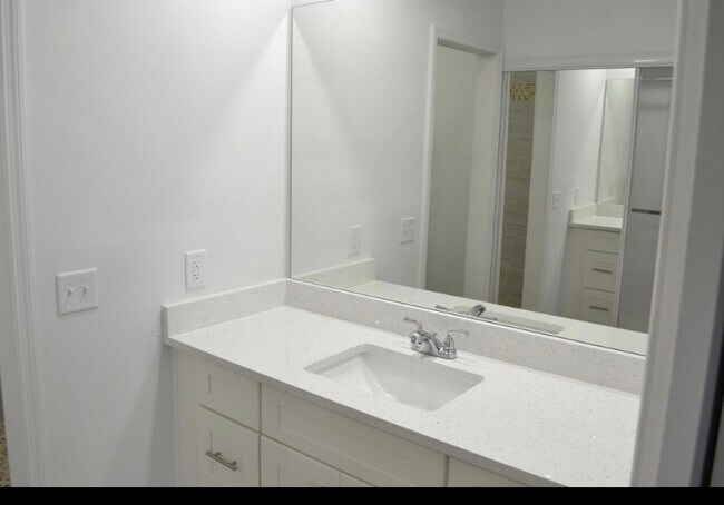 Building Photo - 1015 Country Club Dr