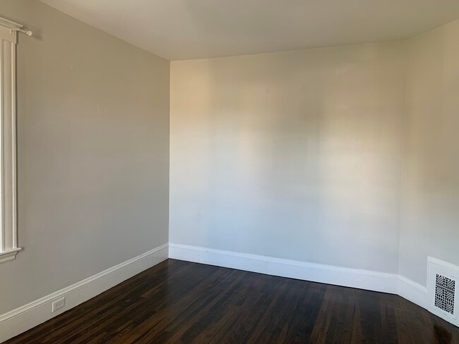 Sala de estar: puede colocar un sofá seccional y un televisor. - 22 Connecticut Ave