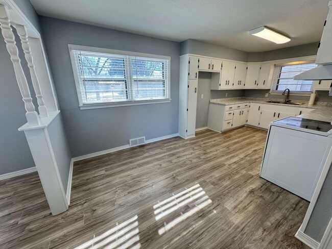 Building Photo - 2907 W 11th