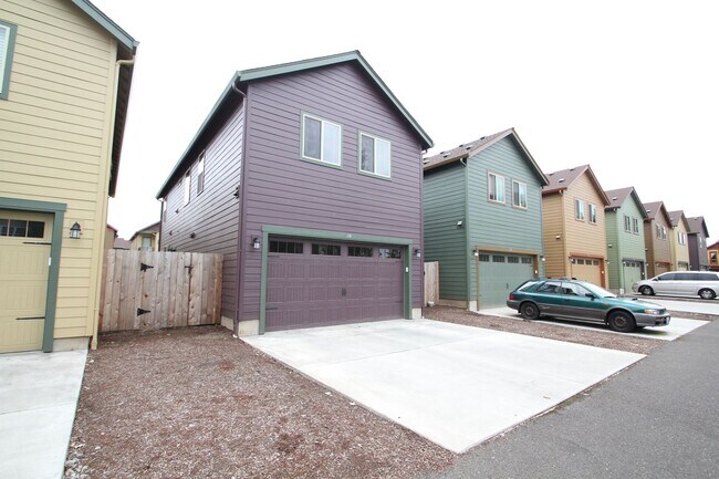 Building Photo - Three bedroom house in Hazel Dell - AC / B...