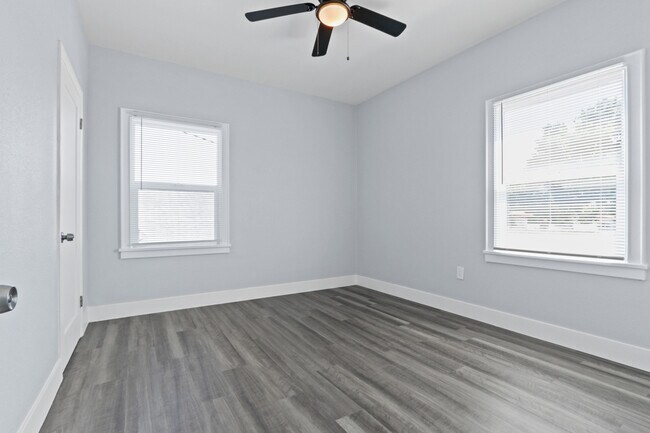 Foto del edificio - 458 Rose Ave