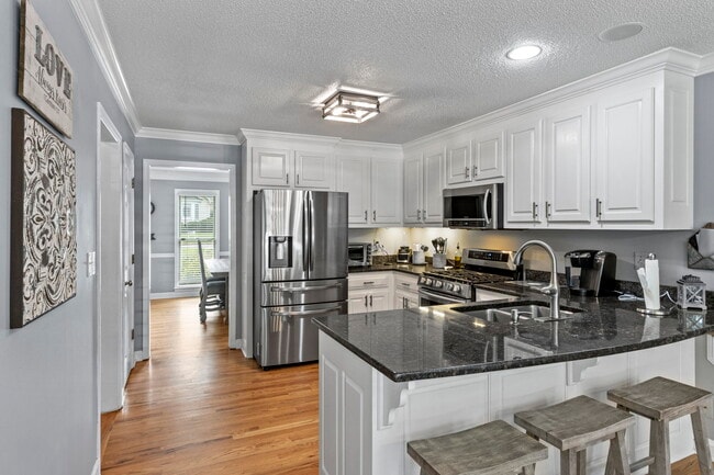 Building Photo - 102 Briarpark Dr