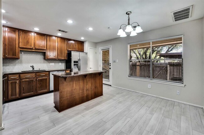 Foto del edificio - 8219 Summer Side Dr