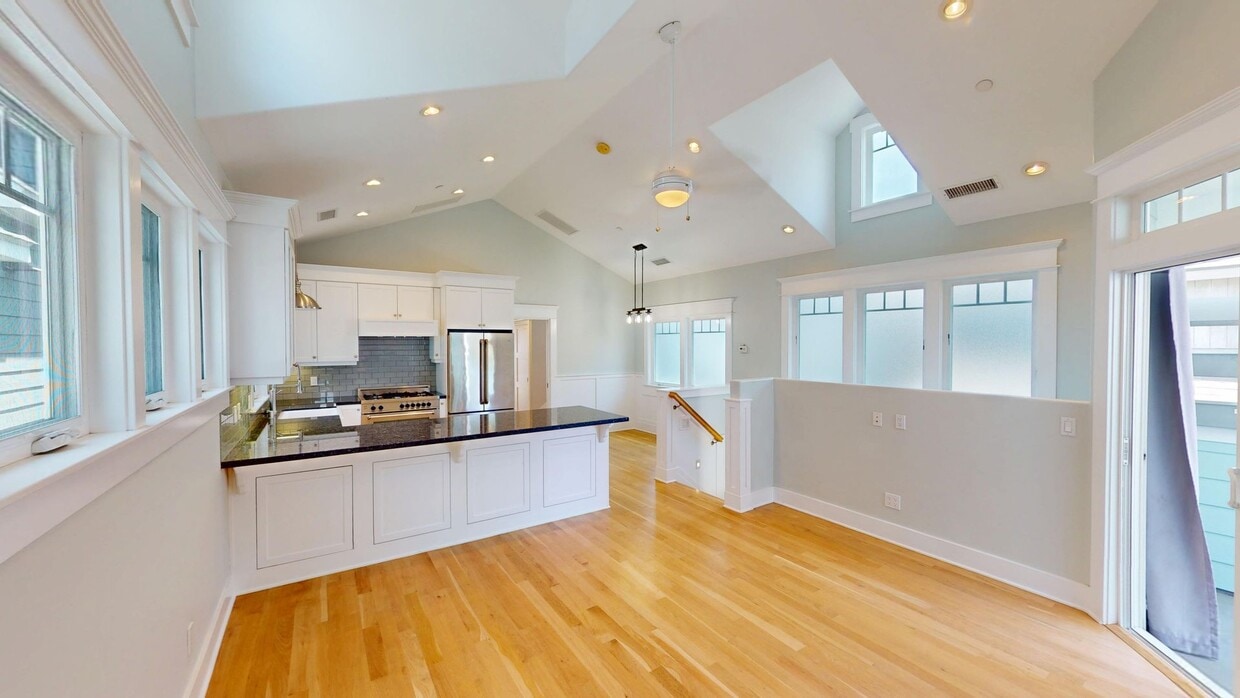 Foto principal - Spacious 4 Bed and 3 Bath Home in Coronado...