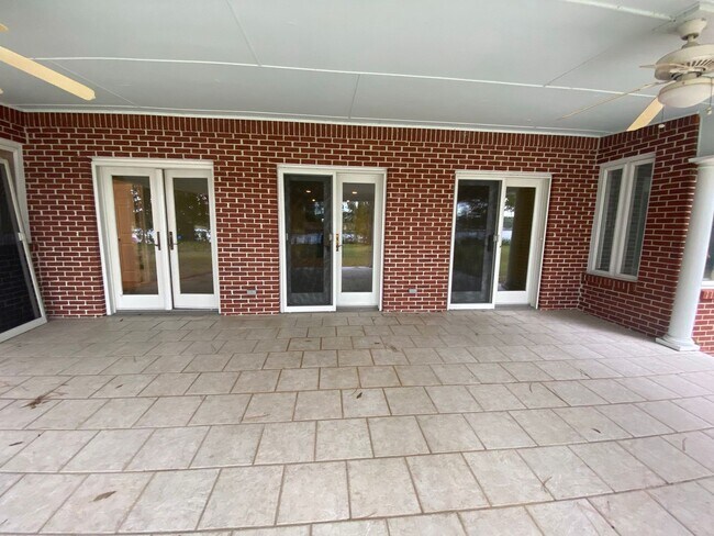 Building Photo - Beautiful 3 BR/2.5 BA Waterfront Home on Trent River!