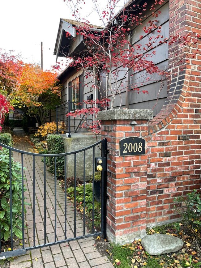 Foto del edificio - Charming Cottage in Eastlake!