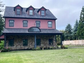 Building Photo - 8 Sunnyview Dr