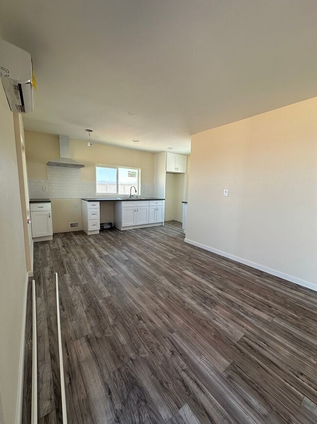 Building Photo - Cute newly remodeled 2 bed/1 bath home!