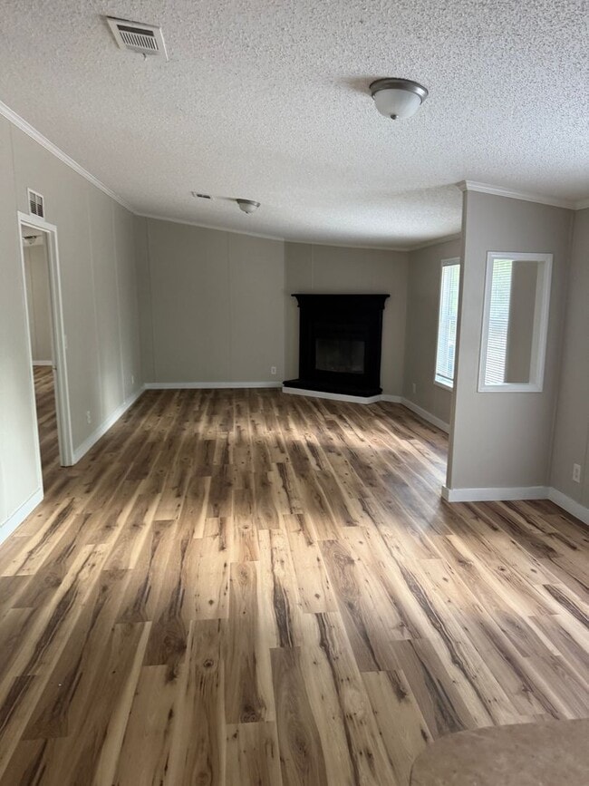 Foto del edificio - 4 BR 2 BA Newly Renovated $1850 !!