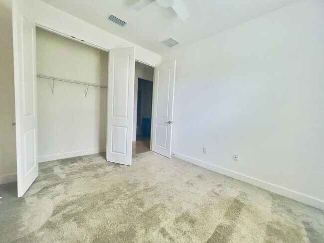 Building Photo - 1851 Oak Pl