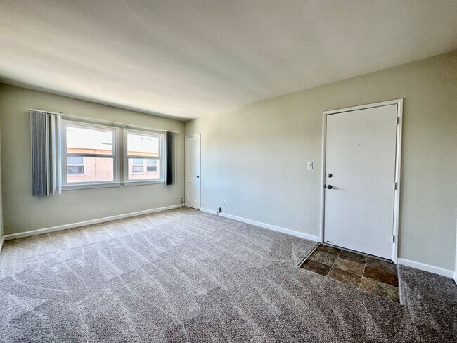 Foto del edificio - North Park - One Bedroom Apartment with 2-Car Garage.