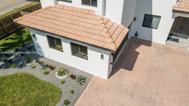 Foto del edificio - 1451 SW 11th Pl