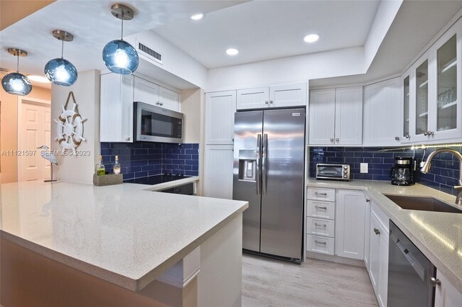 Building Photo - 3505 S Ocean Dr