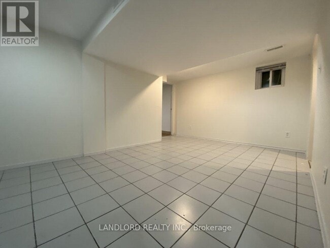 Building Photo - 92 Holwood Ave