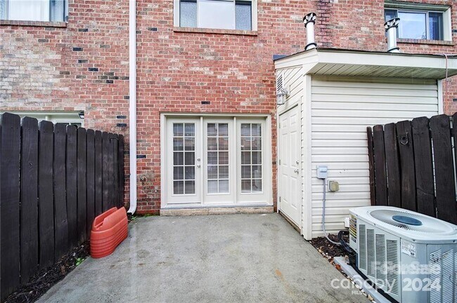 Foto del edificio - 1201 Green Oaks Ln