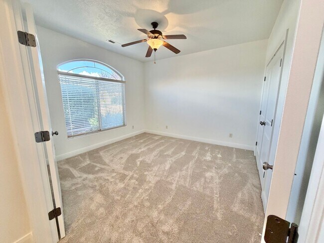 Building Photo - 988 E Silver Falls Dr